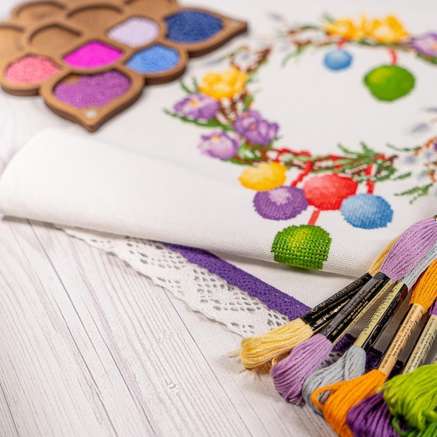 Zestaw haftów na stole